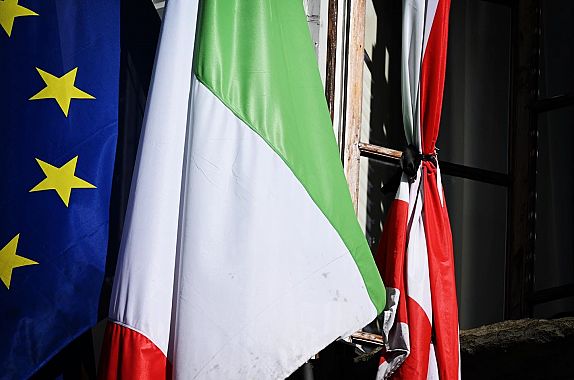 La bandiera della Regione Toscana a lutto