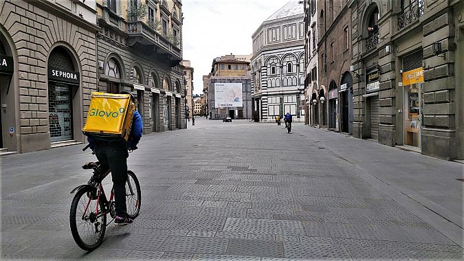 Un rider impegnato in una consegna in Via de' Martelli