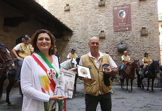 Il vicesindaco Alessia Bettini riceve i cavalieri partiti da Ravenna sulle orme di Dante