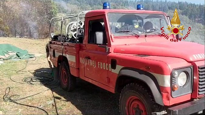 I vigili del fuoco sul luogo dell'incendio a Calenzano