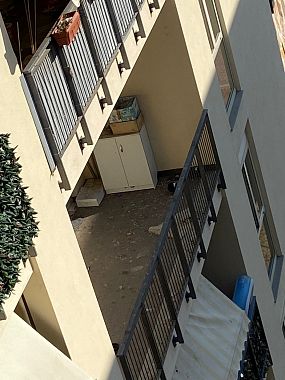 Il balcone colonizzato dai piccioni