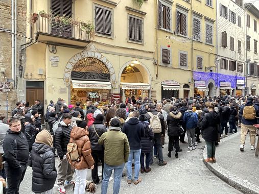 Turisti in fila per comprare la schiacciata a Firenze - foto Blue Lama