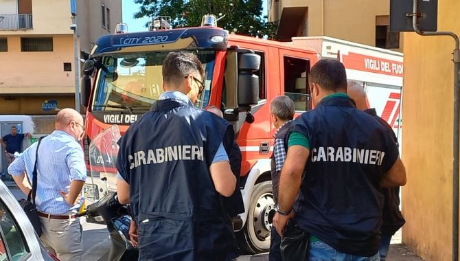 Carabinieri e vigili del fuoco nel luogo della scomparsa