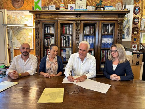 La firma dell'accordo. Da sinistra Fossi, Taverna, Giani, Galletti