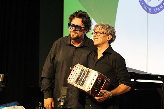 Filippo Arlia e Cesare Chiacchiaretta col bandoneon di Astor Piazzolla