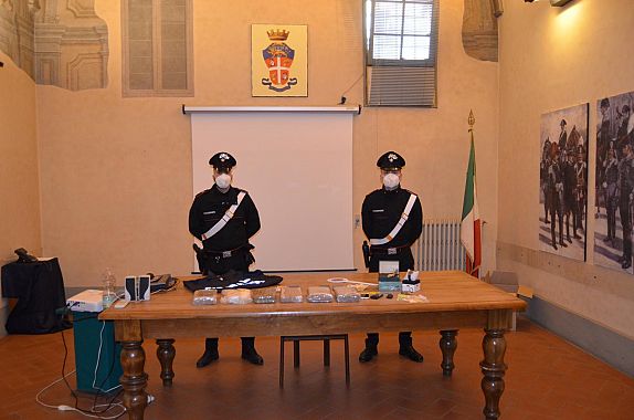 carabinieri con la droga recuperata