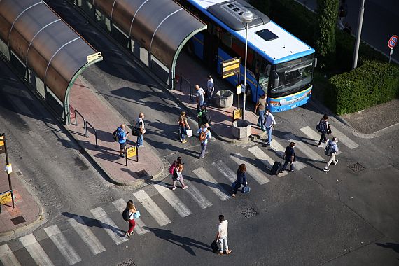 I pendolari del treno alla stazione dei bus