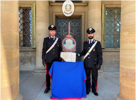 I carabinieri con l'epigrafe recuperata