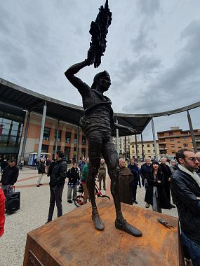 La statua dedicata a Gino Bartali