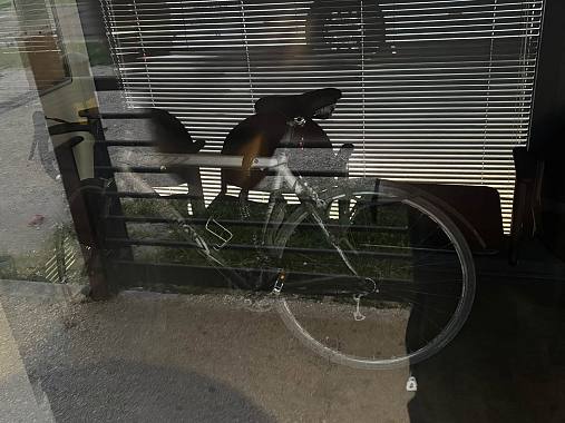 La bici al sicuro nella sala d'attesa chiusa