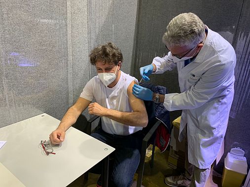 Leonardo Pieraccioni nel momento della vaccinazione