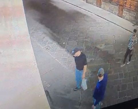 I vandali ripresi dalle telecamere nell'immagine diffusa dai carabinieri